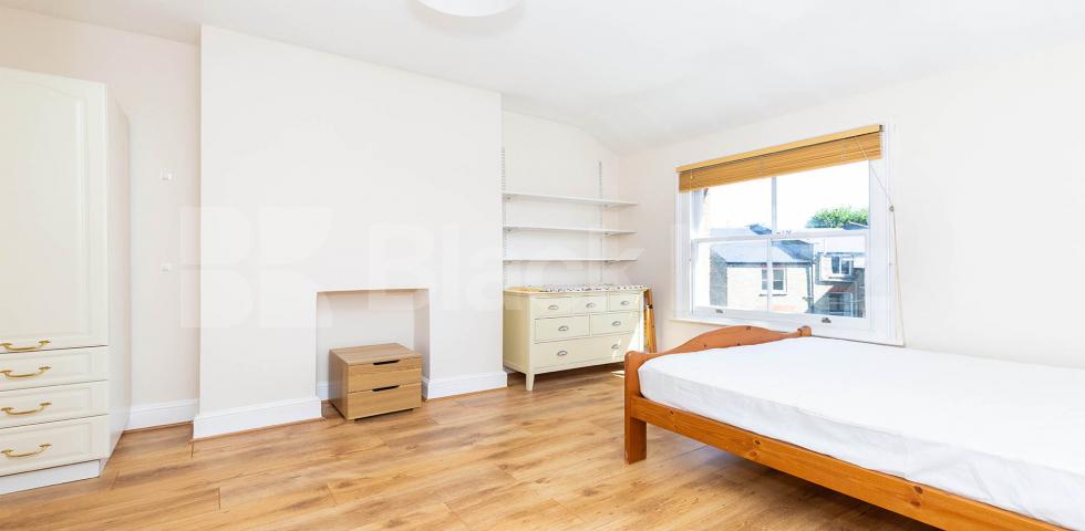 			VIRTUAL TOUR AVAILABLE!, 5 Bedroom, 1 bath, 1 reception Flat			 HIGHBURY PARK, HIGHBURY
